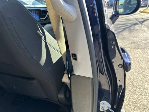 Certified 2020 Chrysler Pacifica Touring w/ Advanced Safetytec Group image 11