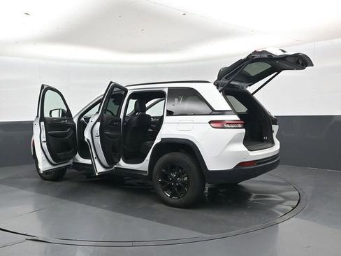 Used 2025 Jeep Grand Cherokee Altitude image 46