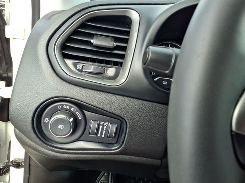 Used 2022 Jeep Renegade Latitude AWD/4WD image 27