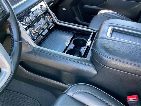 Used 2024 GMC Yukon XL Denali image 16