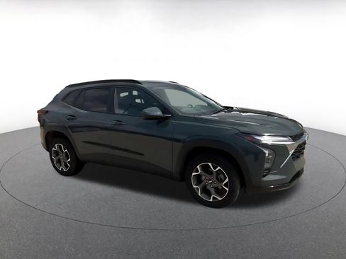 Used 2025 Chevrolet Trax LT FWD image 2