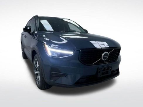 New 2026 Volvo XC40 B5 Core w/ Climate Package image 18
