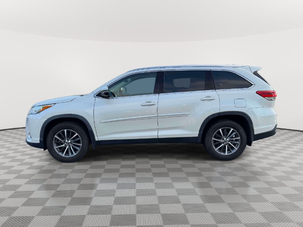 Used 2019 Toyota Highlander XLE AWD/4WD image 4