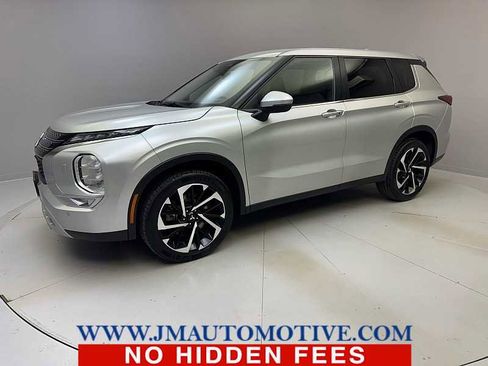 Used 2024 Mitsubishi Outlander SE image 1