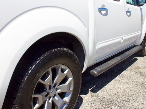Used 2019 Nissan Frontier SL RWD image 15