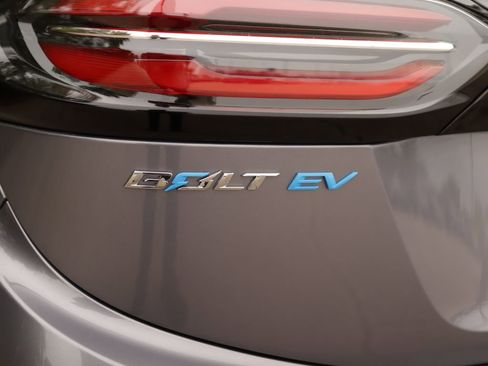 Used 2023 Chevrolet Bolt LT FWD image 32