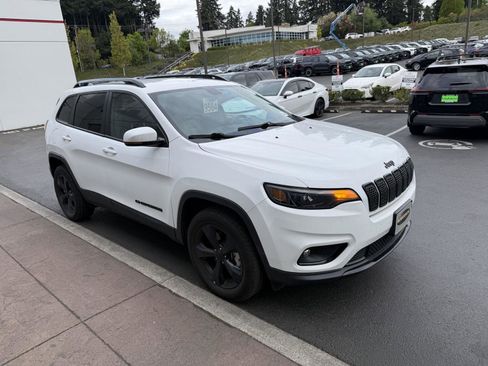 Used 2020 Jeep Cherokee Latitude Plus w/ Cold Weather Group AWD/4WD image 6