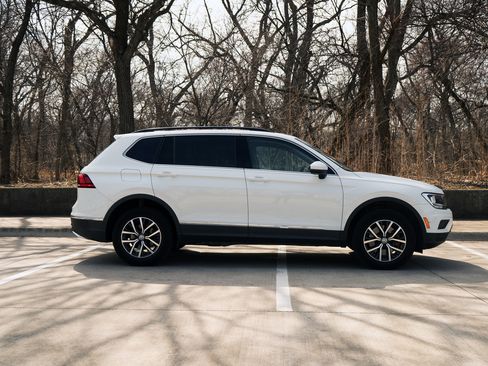 Used 2020 Volkswagen Tiguan SE w/ Panoramic Sunroof Package image 10