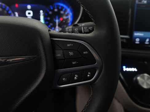 Used 2024 Chrysler Pacifica Limited FWD image 21