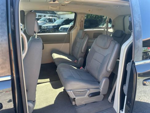 Used 2010 Chrysler Town & Country Touring FWD image 16