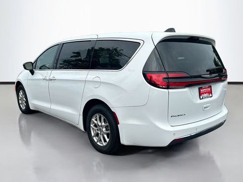 Used 2024 Chrysler Pacifica Touring-L FWD image 8