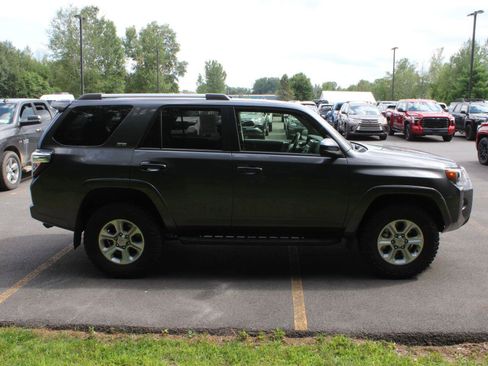 Used 2022 Toyota 4Runner SR5 AWD/4WD image 4