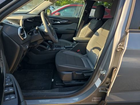 Used 2025 Chevrolet TrailBlazer LT AWD/4WD image 3