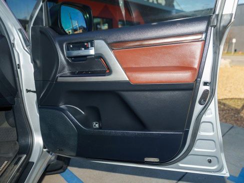 Used 2016 Toyota Land Cruiser image 17