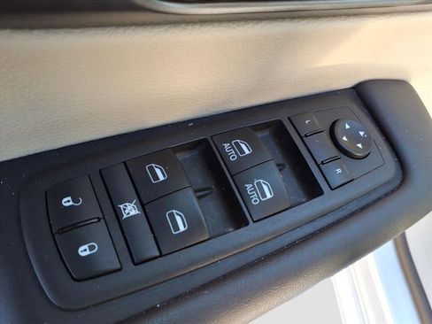 Used 2024 Chrysler Pacifica Touring-L image 15