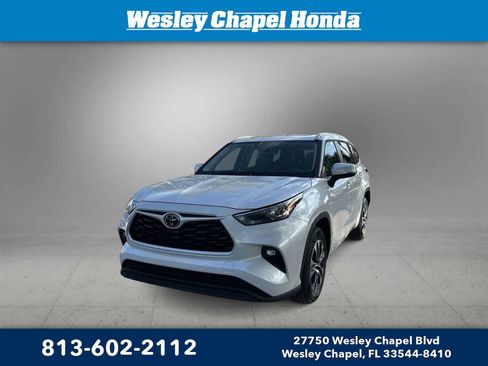 Used 2023 Toyota Highlander XLE FWD image 1