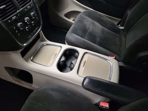 Used 2016 Dodge Grand Caravan SXT w/ Rear Park Assist Package FWD image 22
