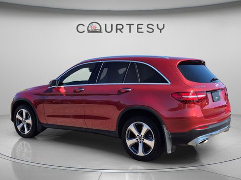 Used 2018 Mercedes-Benz GLC 300 4MATIC image 3