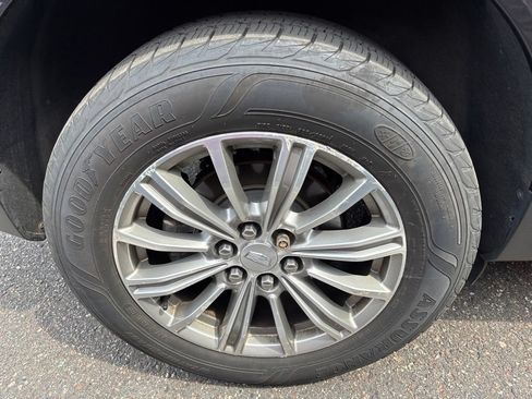 Used 2017 Cadillac XT5 Luxury w/ Driver Awareness Package AWD/4WD image 6