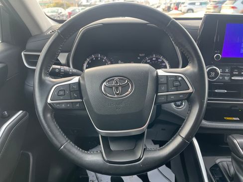 Certified 2023 Toyota Highlander XLE image 17
