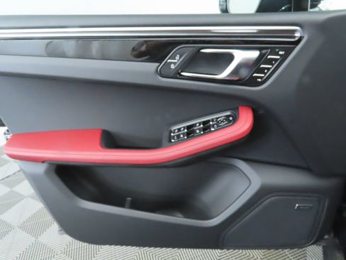Used 2025 Porsche Macan AWD/4WD image 27