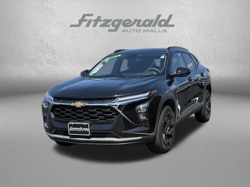 Used 2025 Chevrolet Trax LT FWD image 2