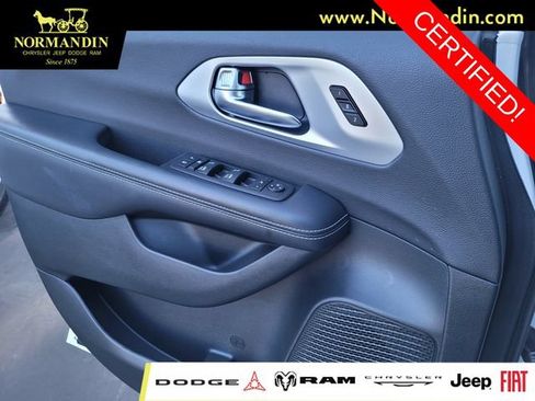 Certified 2025 Chrysler Pacifica Limited FWD image 13