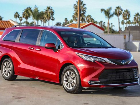 Used 2023 Toyota Sienna XLE image 4