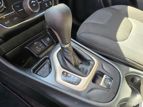 Used 2017 Jeep Cherokee Latitude FWD image 19