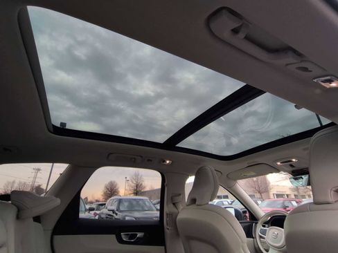 Used 2021 Volvo XC60 T5 Momentum w/ Advanced Package image 23