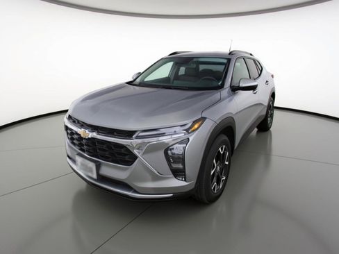 Used 2025 Chevrolet Trax LT w/ LT Convenience Package FWD image 3