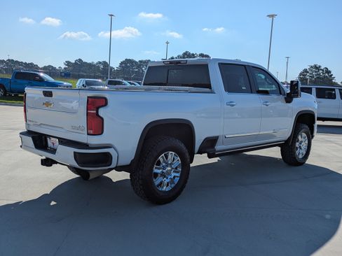 Used 2024 Chevrolet Silverado 2500 High Country w/ High Country Premium Package AWD/4WD image 6