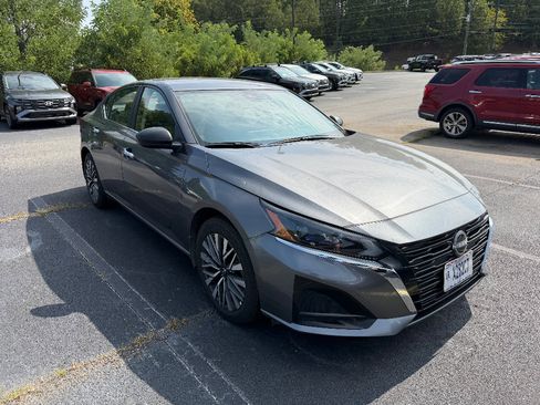 Used 2025 Nissan Altima 2.5 SV FWD image 2