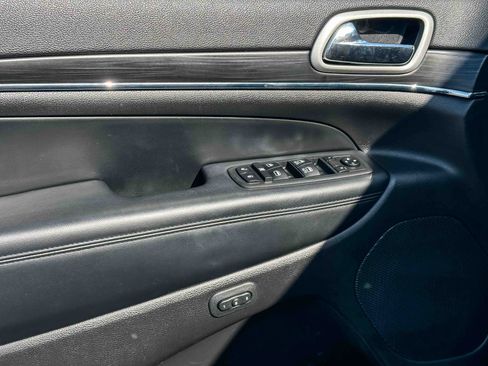 Used 2020 Jeep Grand Cherokee Limited AWD/4WD image 17