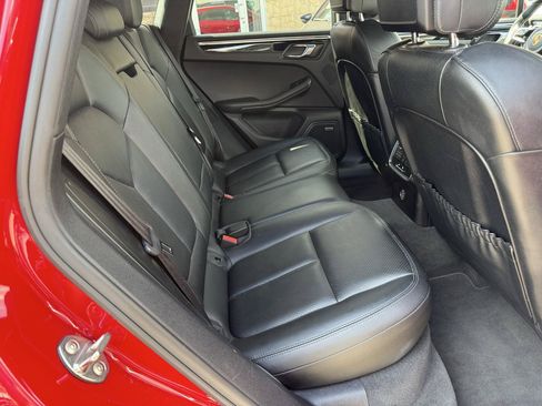 Used 2018 Porsche Macan AWD/4WD image 17