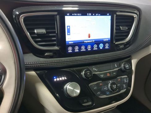 Used 2017 Chrysler Pacifica Limited w/ UConnect Theater Package image 45