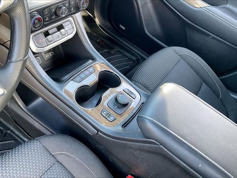 Used 2023 GMC Acadia SLE w/ Driver Convenience Package image 15