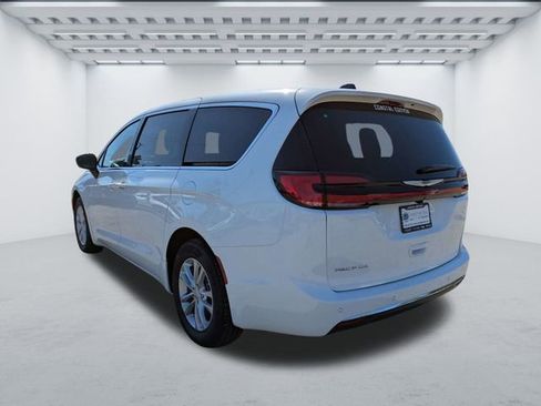 New 2026 Chrysler Pacifica Select image 6
