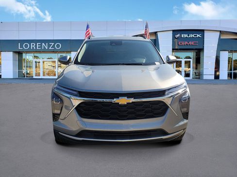 Used 2025 Chevrolet Trax LT w/ Driver Confidence Package image 2