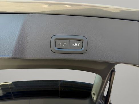 Used 2019 Volvo XC40 T5 Momentum image 37