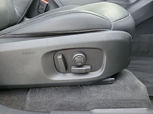 Used 2017 Land Rover Range Rover Evoque SE Premium image 16