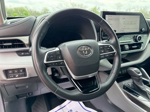 Used 2023 Toyota Highlander Limited image 11