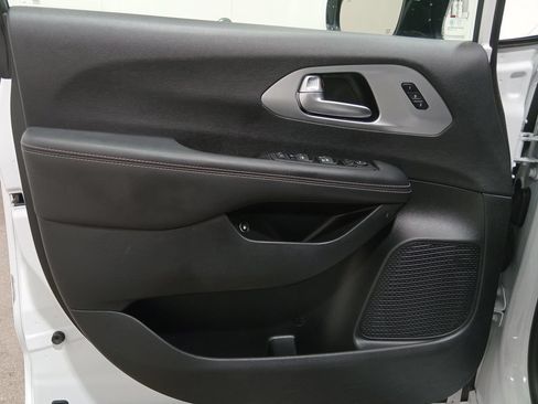 Used 2024 Chrysler Pacifica Limited FWD image 16
