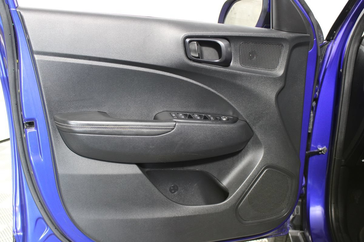 Used 2023 Hyundai Venue Limited FWD image 10