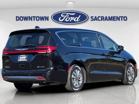 Used 2024 Chrysler Pacifica Limited FWD image 3