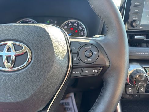 Used 2022 Toyota RAV4 XLE Premium image 9