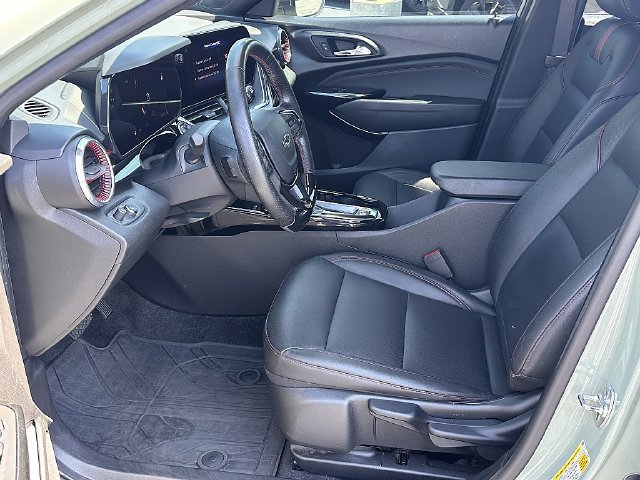 Used 2024 Chevrolet Trax RS w/ Sunroof Package FWD image 18