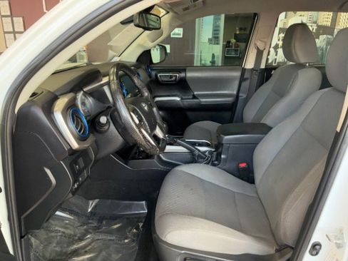 Used 2022 Toyota Tacoma TRD Off-Road image 14