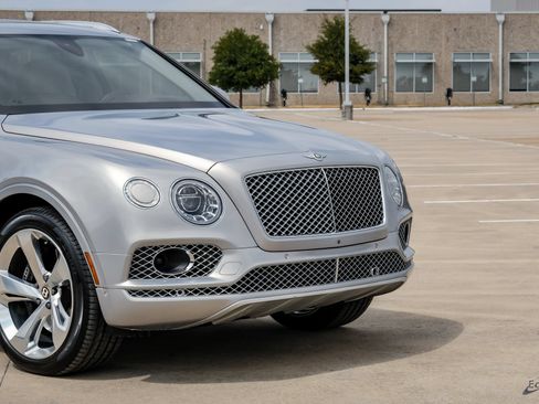 Used 2020 Bentley Bentayga Plug-In Hybrid AWD/4WD image 23