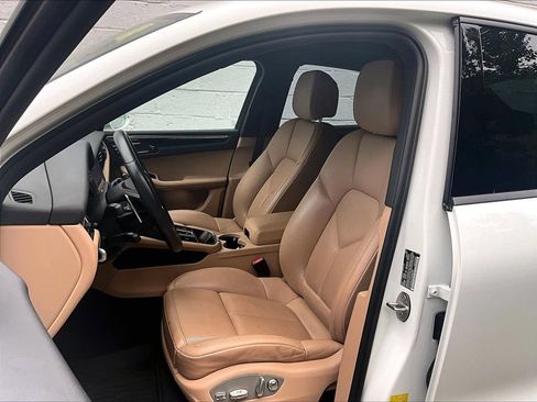 Certified 2024 Porsche Macan AWD/4WD image 5